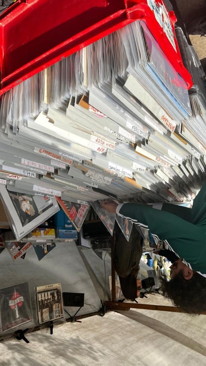 Pessoa folheando discos de vinil
