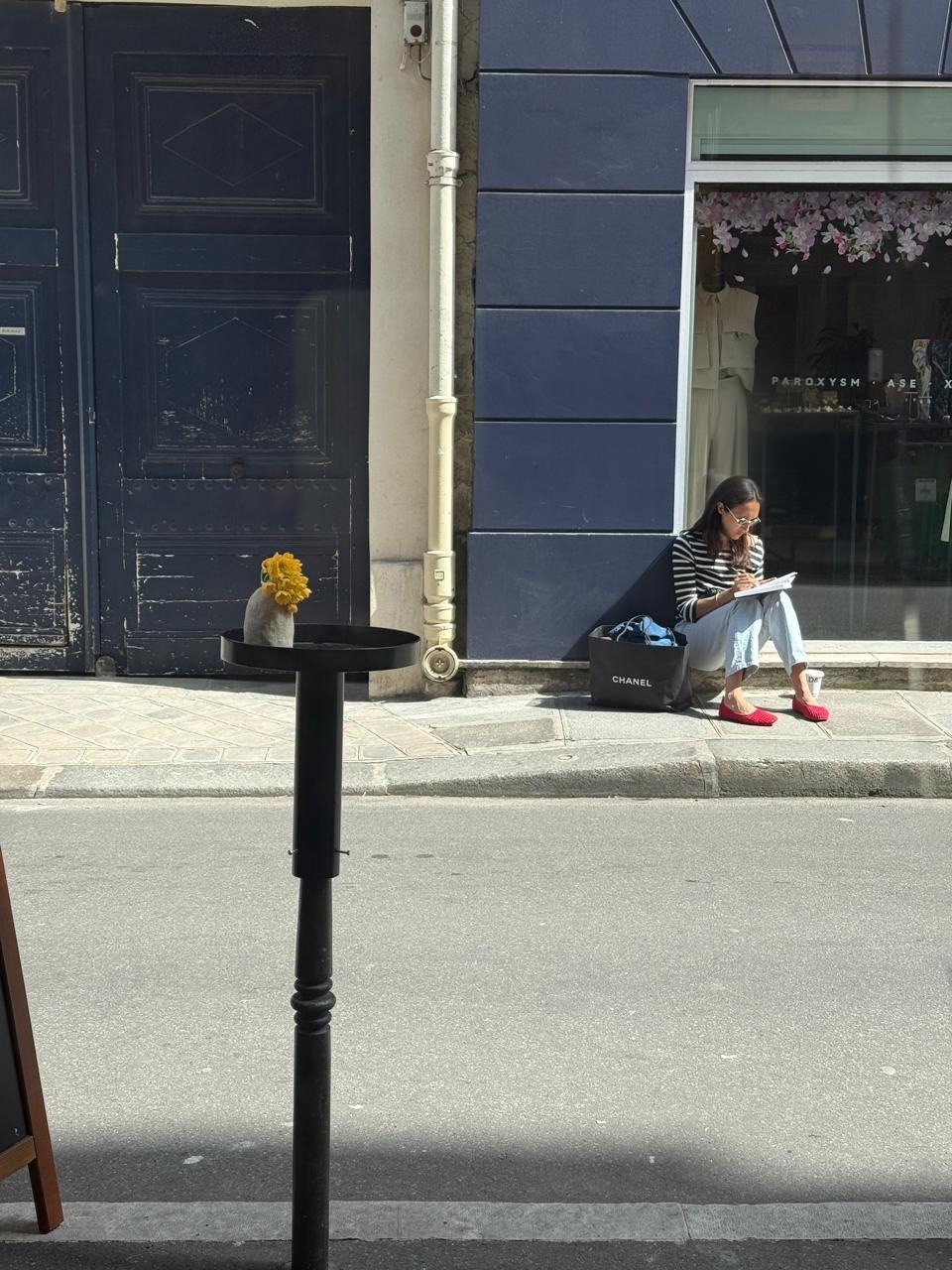 Pessoa escrevendo à mão em um caderno em Paris