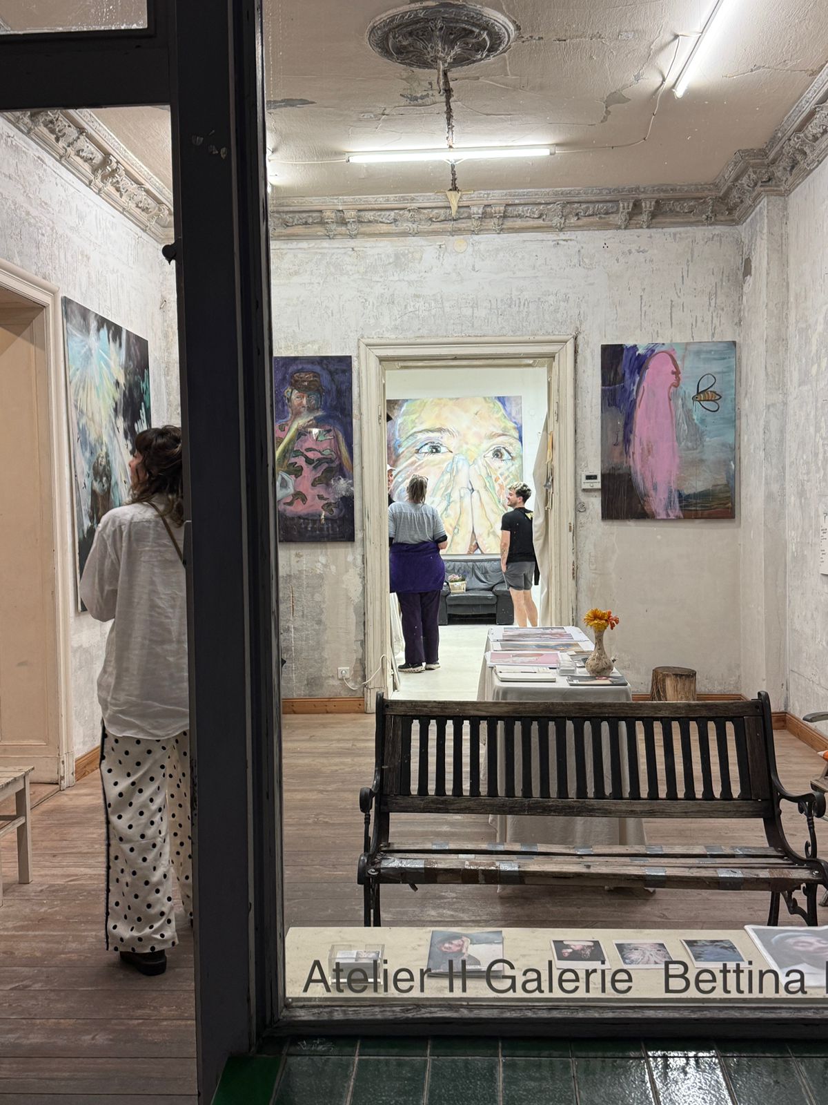 Interior de um ateliê-galeria em Berlim, com obras e materiais em processo