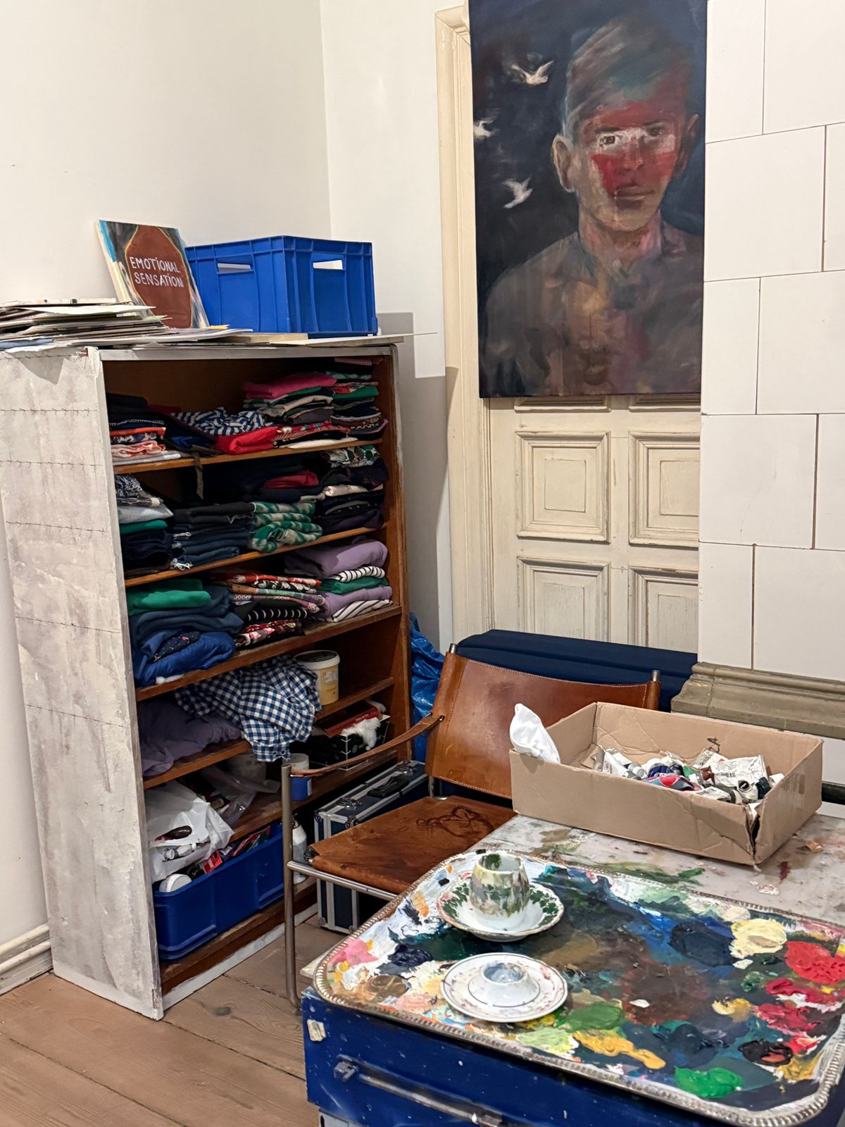 Ateliê com materiais e marcas de tinta