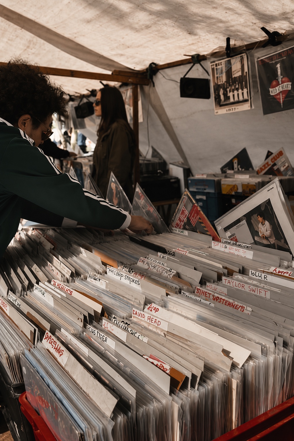 Pessoa procurando discos em uma feira independente