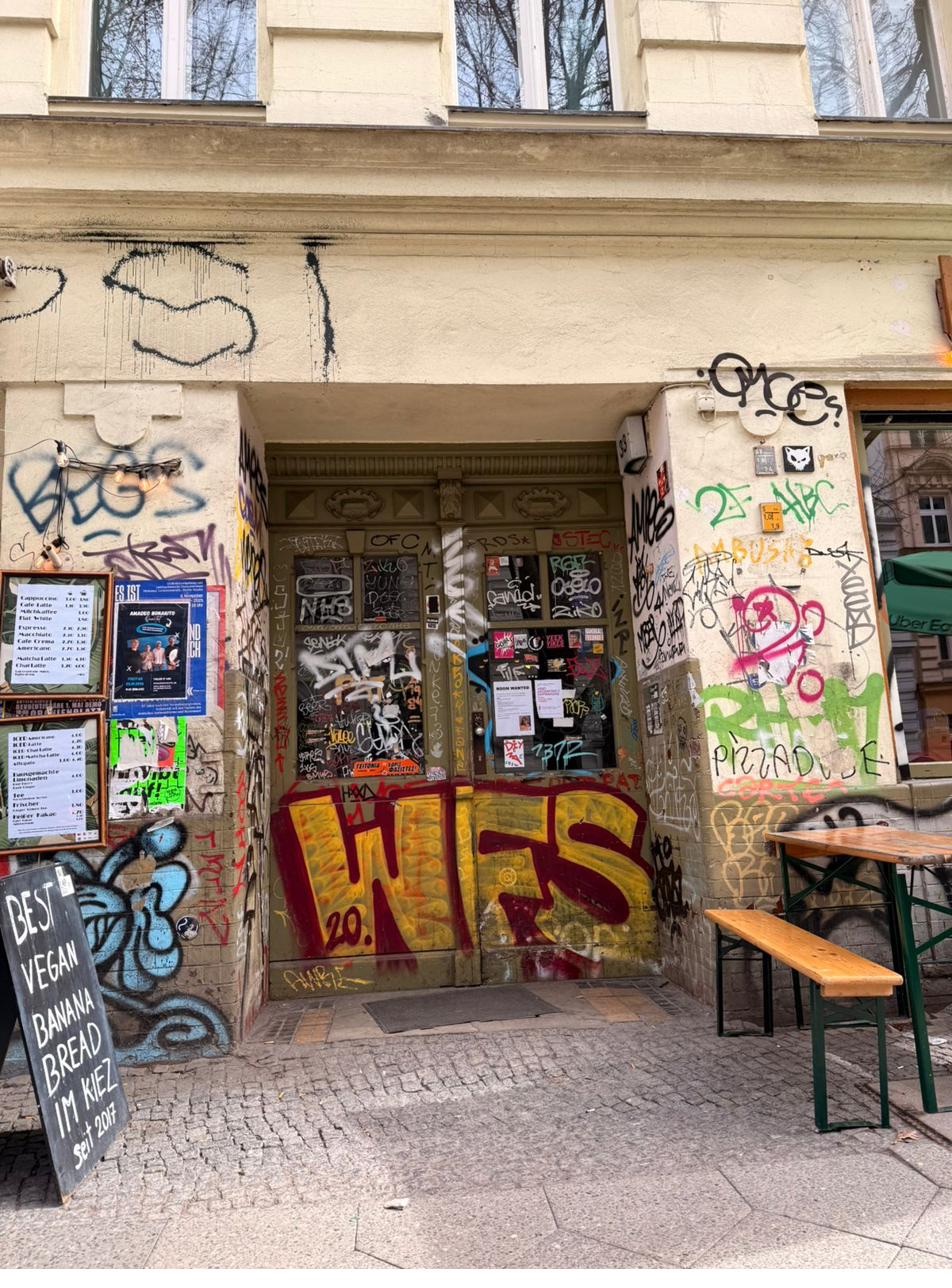 Café de bairro em Kreuzberg, Berlim