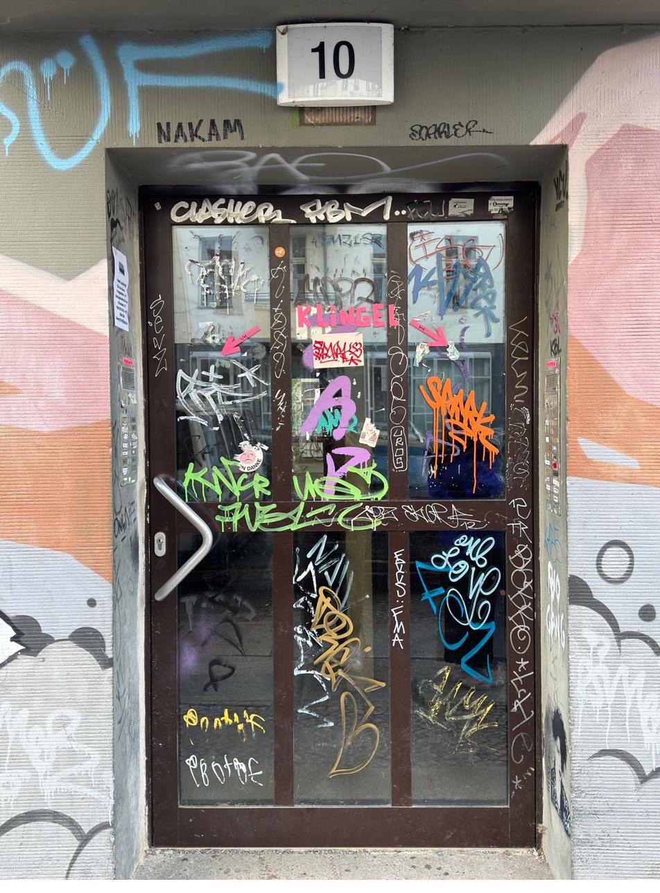 Superfície de porta marcada em Kreuzberg, Berlim