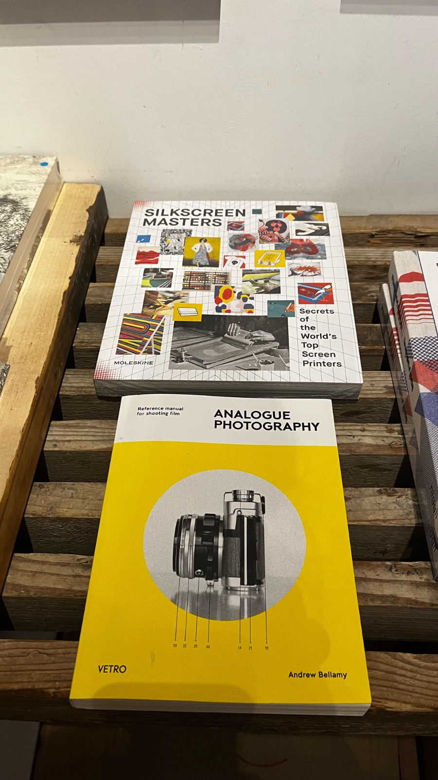 Livros selecionados e expostos em uma livraria